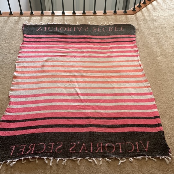 VICTORIA SECRET TASSEL BLANKET - Picture 2 of 7